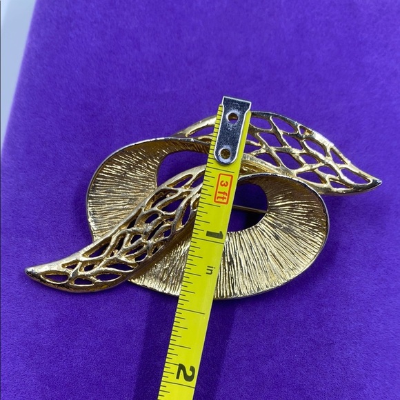 💛 Vintage Gold Celebrity NY Brooch - Picture 3 of 6
